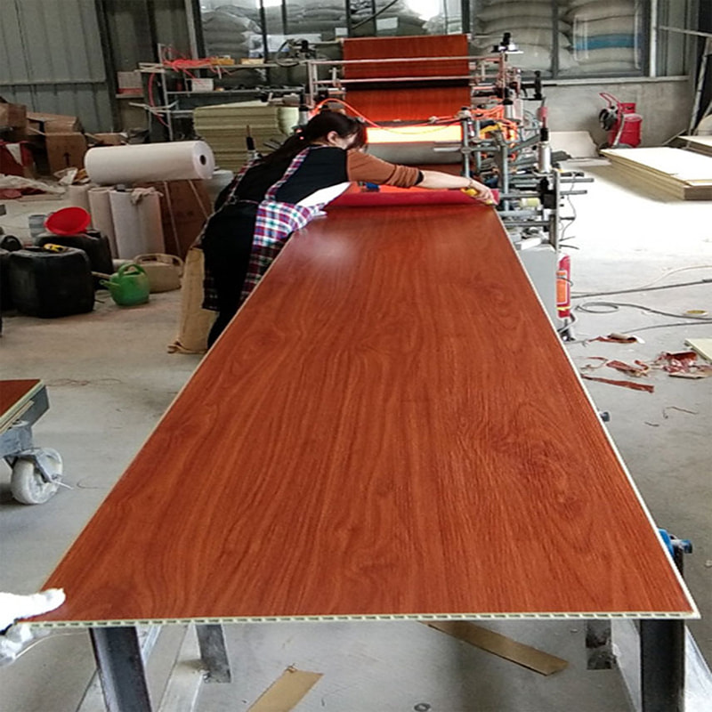 Panel Dinding PVC Serat Kayu Bambu Terintegrasi Modern untuk Latar Belakang TV Panel Dinding Paket Keras untuk Langit-langit Interior untuk Penggunaan Hotel