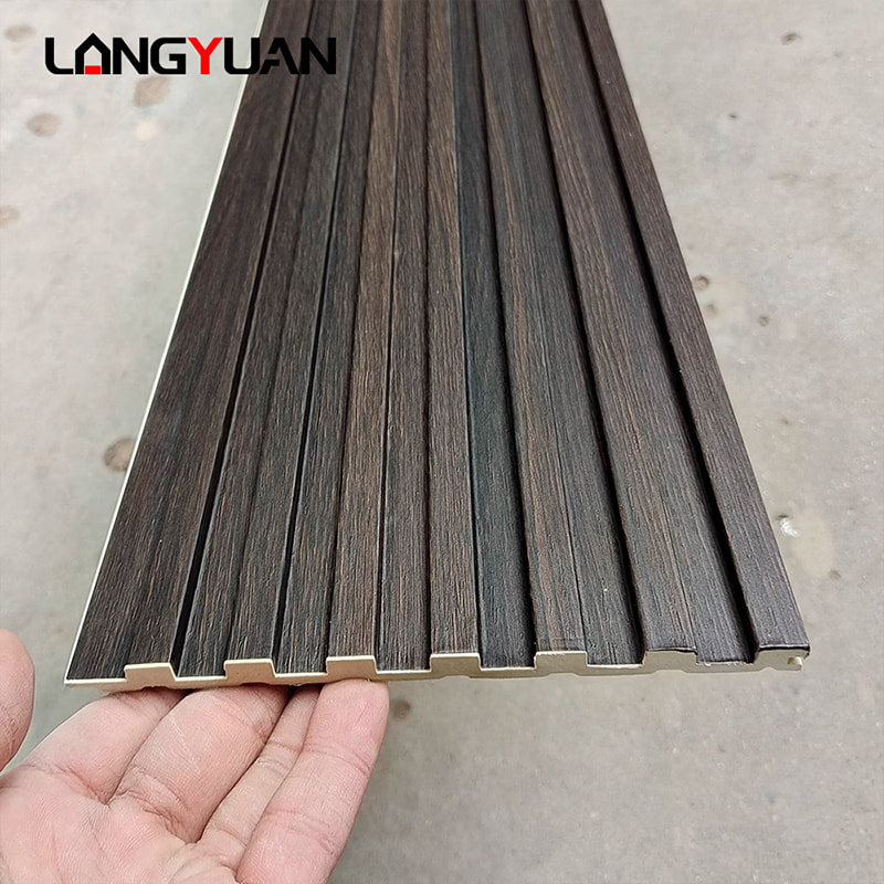 Kayu Alami Dekoratif dan Plastik Komposit Wpc Pvc Interior Cladding Papan Panel Dinding Bergalur untuk Dalam Ruangan