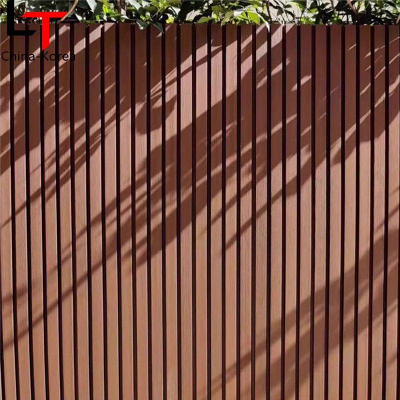 Tekstur Kayu dan Pola Hitam Pelapis Dinding Bilah Eksterior Pelapis Rumah Dekoratif Eksternal Panel Dinding Luar Ruangan Bergalur Wpc